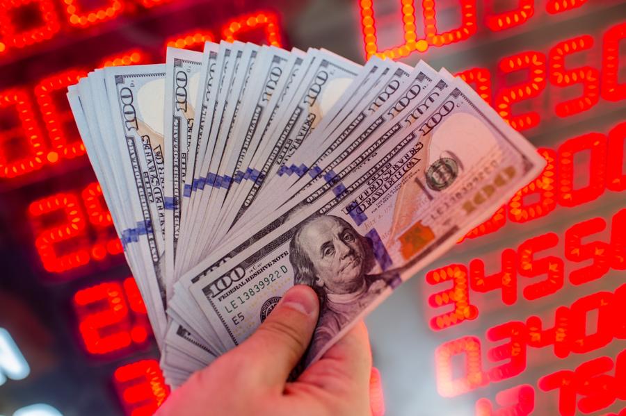 2 Dividend Heroes That You Should Buy Today (Including This FTSE 100 Star)