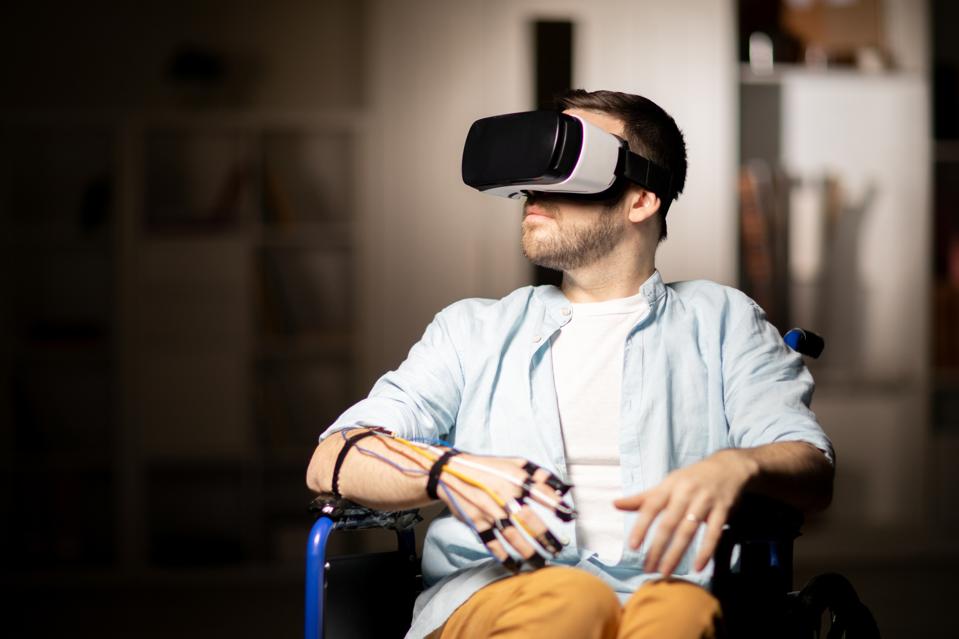 Нацпортал. VR для инвалидов. Человек сидит в VR. Эксперимент Сток фото.