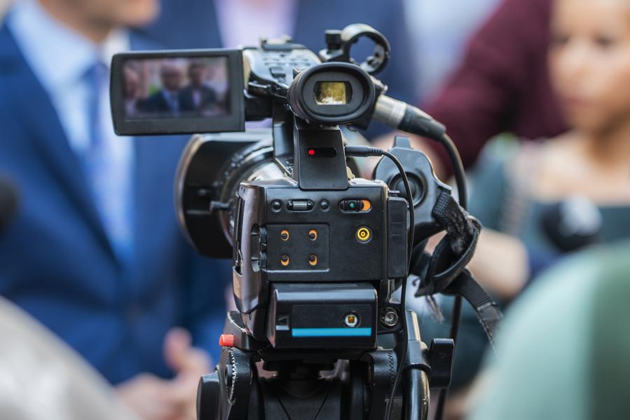 10 Body Language Hacks To Project Leadership Presence On Video