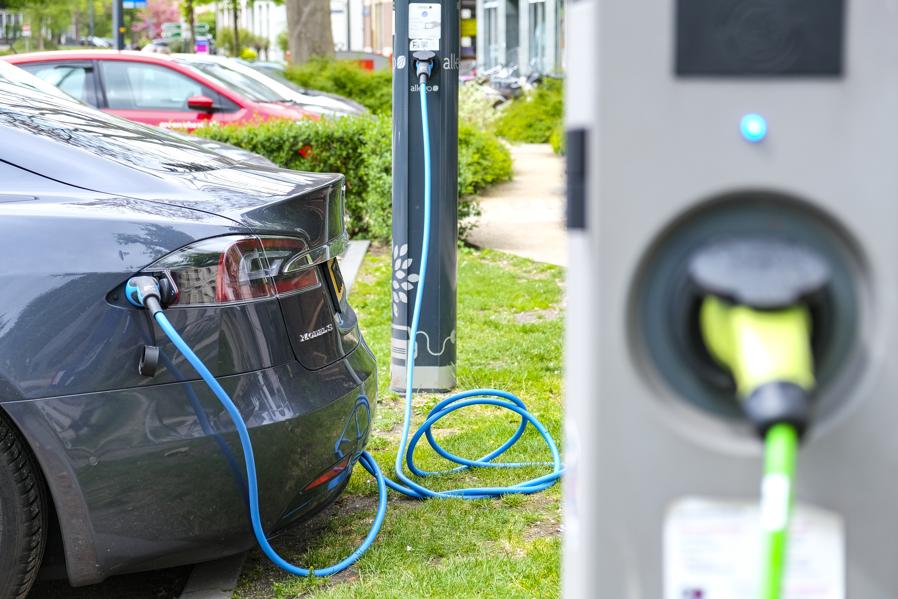 Electric Vehicles Lack Infrastructure Despite Surging Demand