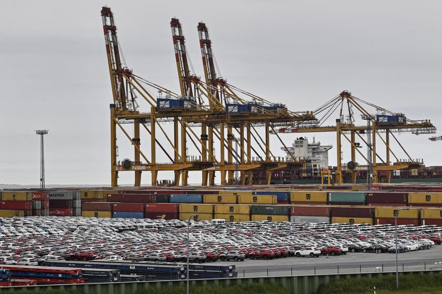 Weak Consumer Spending And Trade War Madness Fuel 2020 Recession Chances