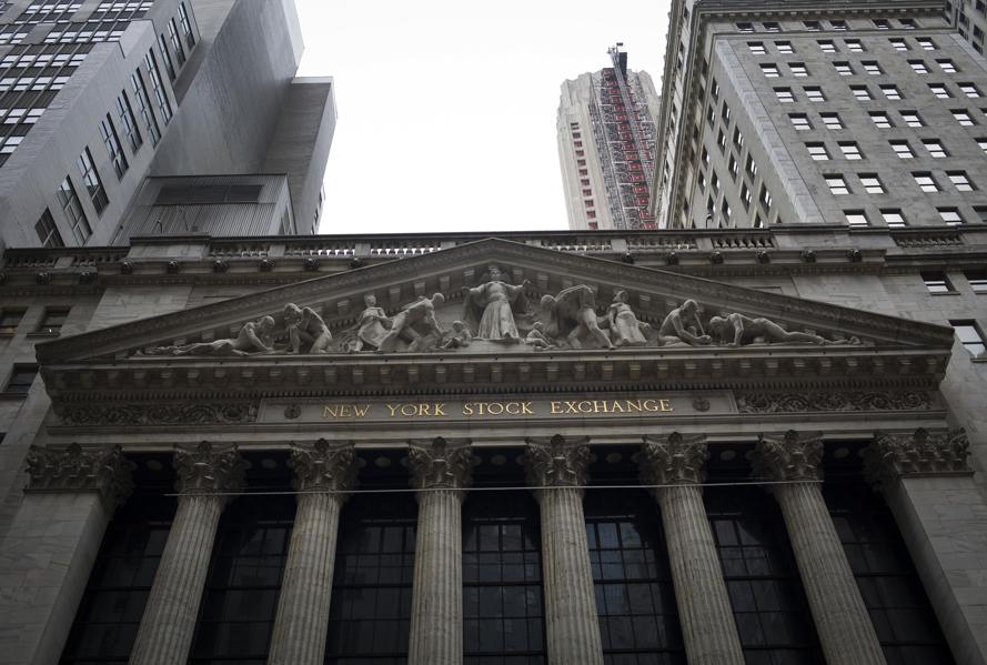 Market Remains Under Pressure Amid Fizzling Optimism On Trade, Worry About Yield Inversion