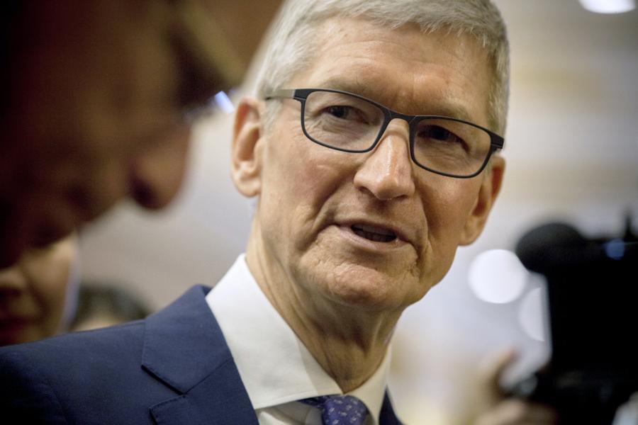 Top Manager Sees Cracks In Apple's Armor