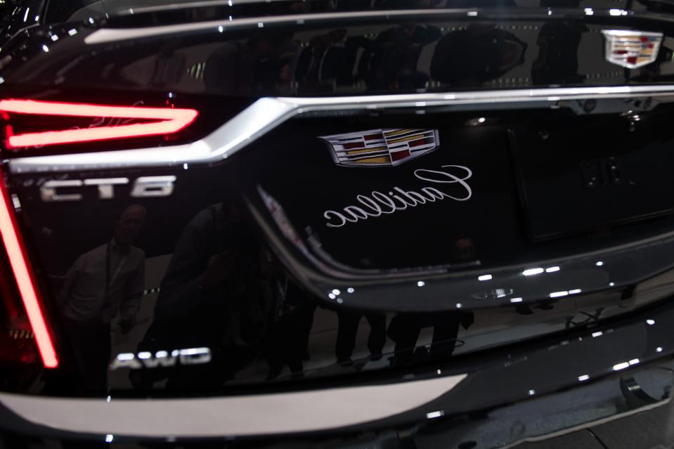 The General Motors Co. Cadillac logo is reflected on the rear of a CT6 V-Sport vehicle. Photographer: Mark Kauzlarich/Bloomberg