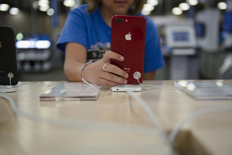 Ahead of Fed, Investors Appear to Weigh Strong Apple Results, Trade Worries