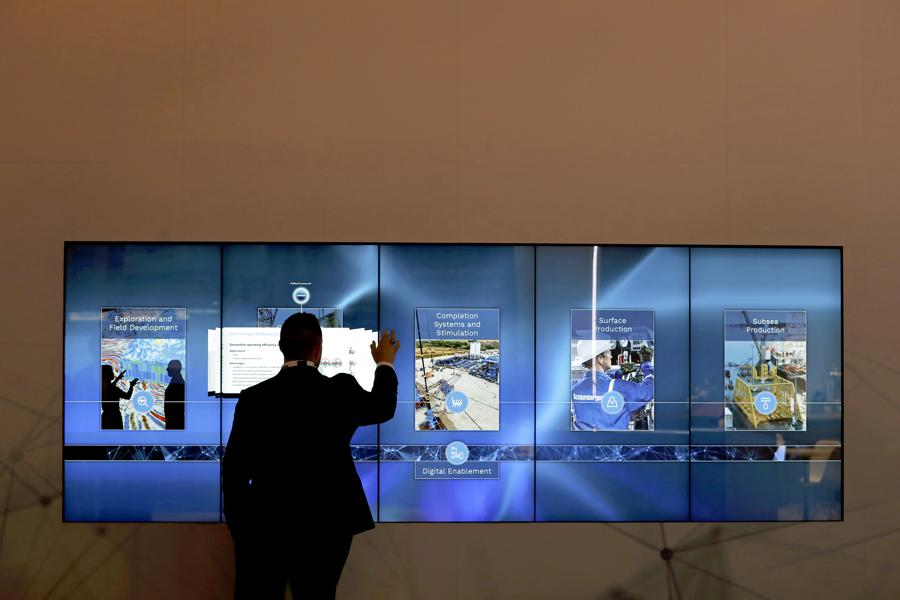 What's Driving Our $44 Price Estimate For Schlumberger?