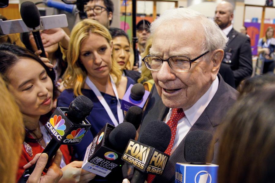 2 Warren Buffett Stocks Tumble To 52-Week Lows