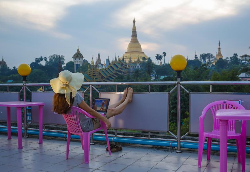 8 Ways To Become a 'Travelpreneur' And Work While Traveling