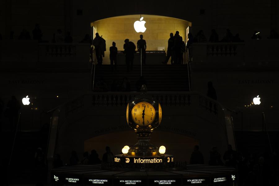 With Foxconn's 10% Headcount Cut, 5 Fresh Reasons To Sell Apple Stock