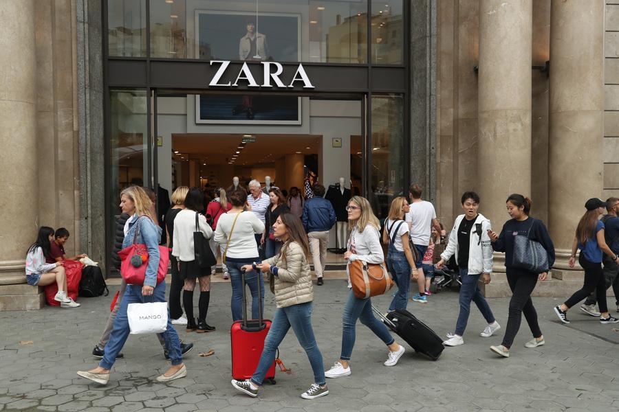 Zara Is 'Throwing Robots' At Its Click-And-Collect Problem