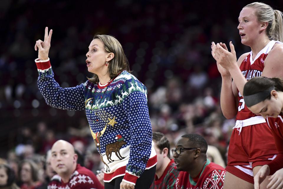 South Dakota Women S Basketball Chasing History Under Dawn Plitzuweit