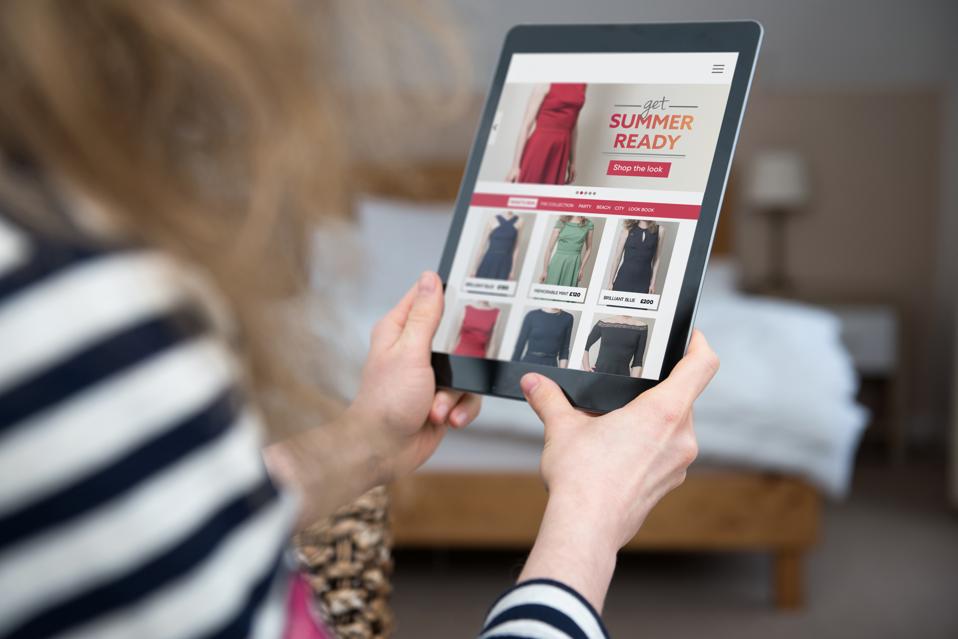 Perempuan mencari dan berbelanja di templat situs web untuk toko online mode.
