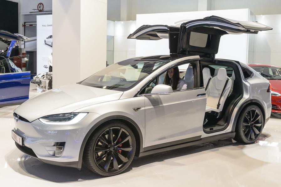 Tesla Skids Off The Road. What Happened To Model S & X Demand?