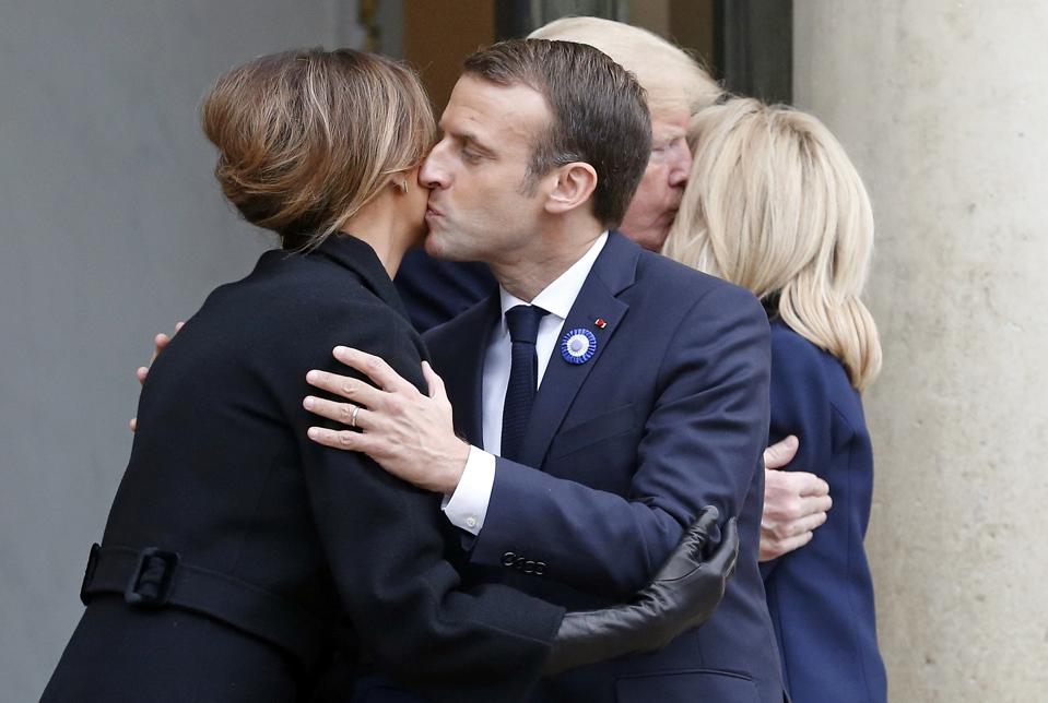 Télécharger gratuitement Images Why There Is To Be No French Kissing As Coronavirus Hits France actualisé salutations
