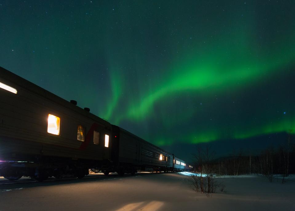 train et aurore boréale au-dessus d'un train