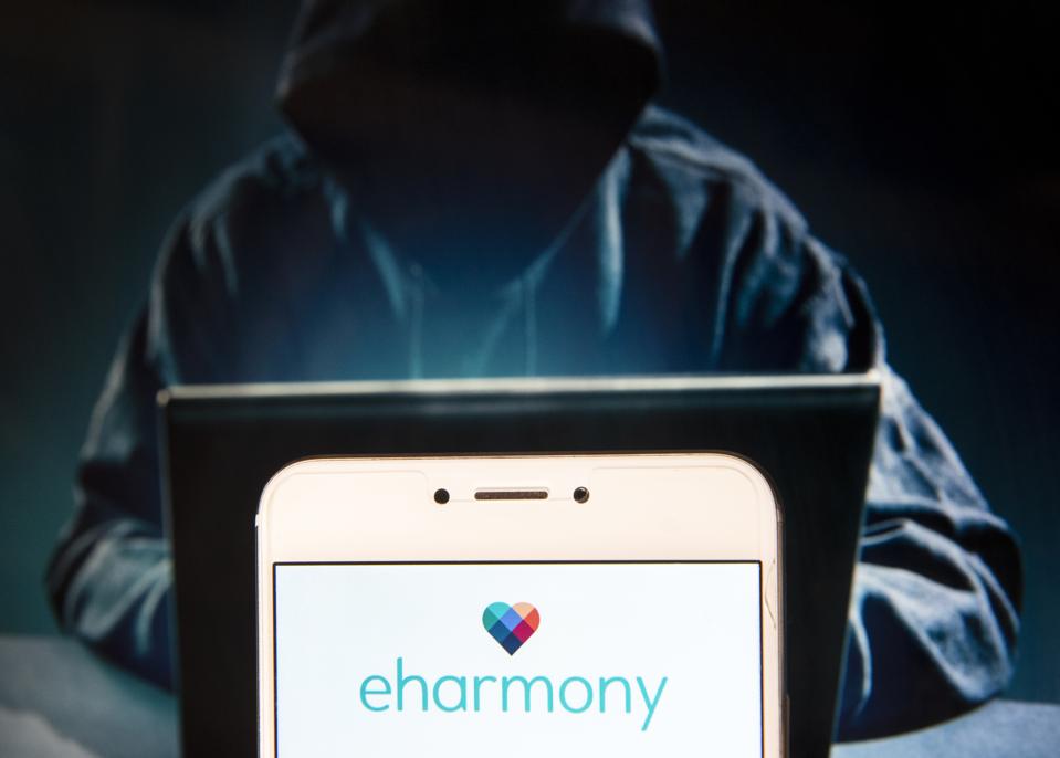 Le site Web de rencontre en ligne Eharmony logo est vu sur un Android
