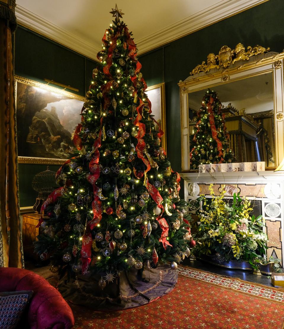 8 Unforgettable Stately Houses To Visit During The Holidays