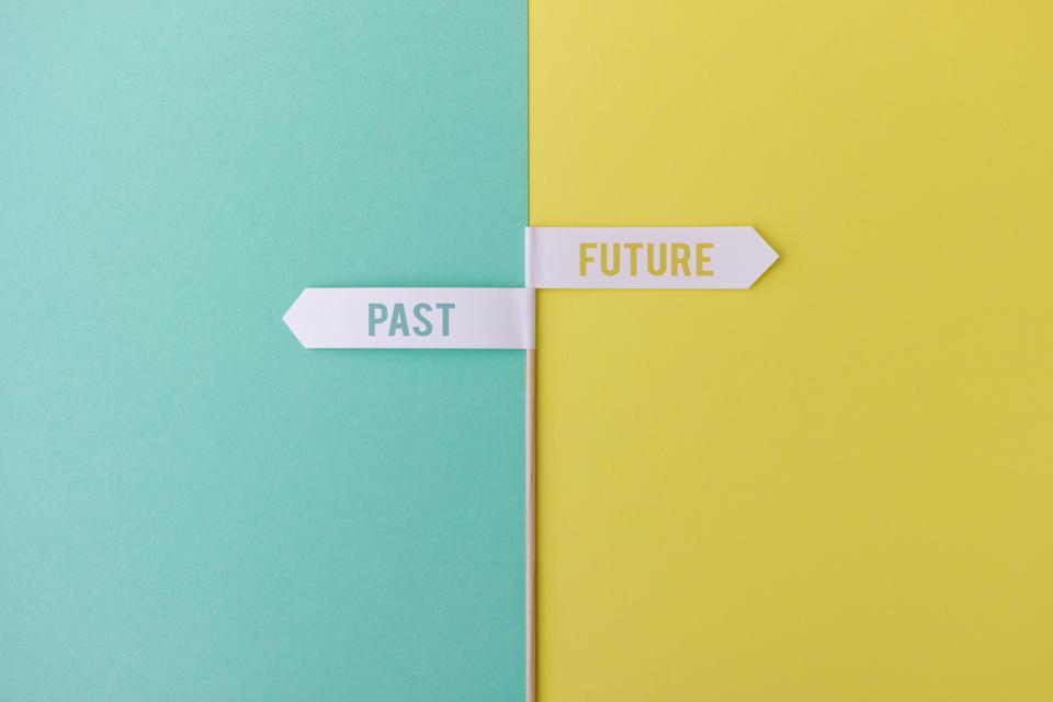 Poste pequeño con banderas que muestran el futuro y el pasado