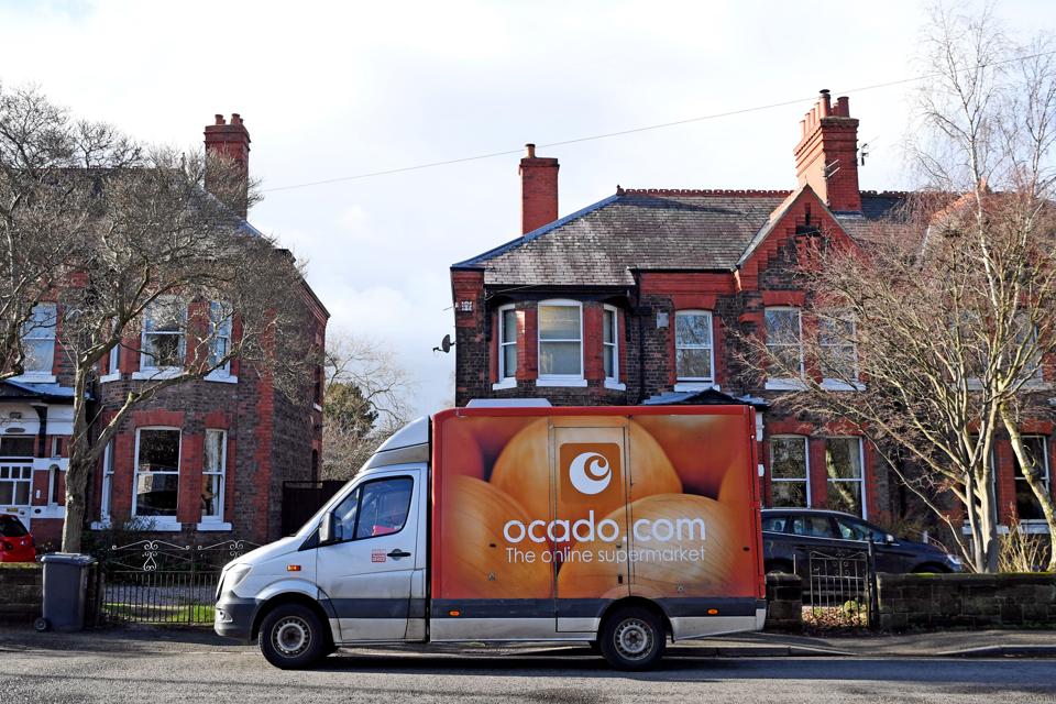 Uno spettacolo familiare in Inghilterra: Ocado offre cibo e bevande