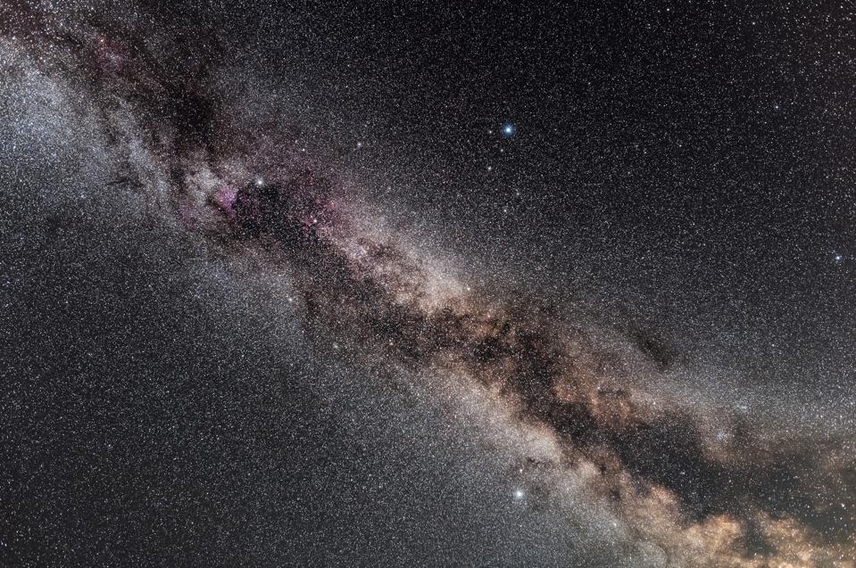 La Via Lattea estiva del nord attraverso l'area del Triangolo Estivo. Deneb in Cygnus è in alto, Vega in Lyra è in alto a destra e Altair in Aquila è in basso.