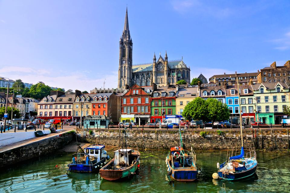 färgglada byggnader, gamla båtar och katedralen, Cobh harbor, County Cork, Irland