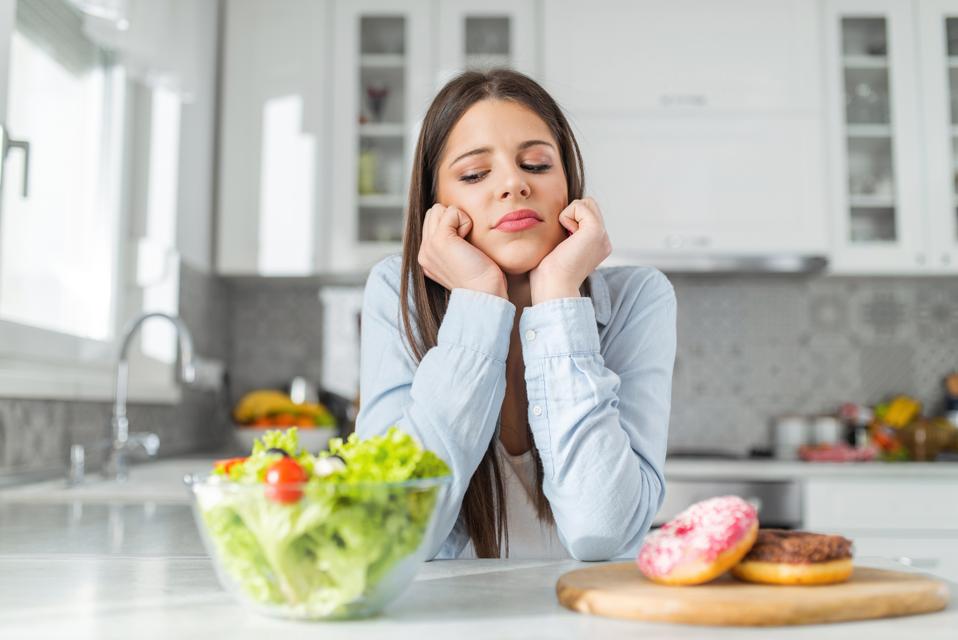 L'adolescente sceglie tra ciambelle e insalata di verdure