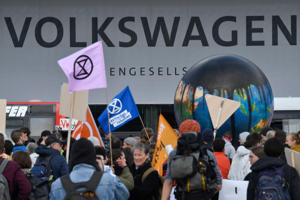 GERMANY-AUTOMOBILE-VOLKSWAGEN-AGM-CLIMATE-PROTEST