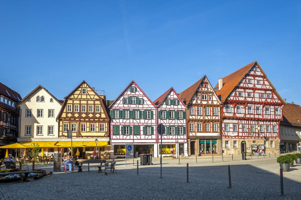 Bâtiments par la rue contre le ciel clair à Bad Urach, Allemagne