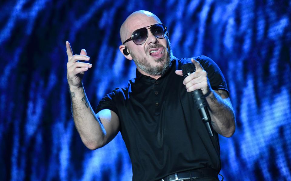 Pitbull y Nacho en concierto para honrar al oficial de policía de Orlando Kevin Valencia