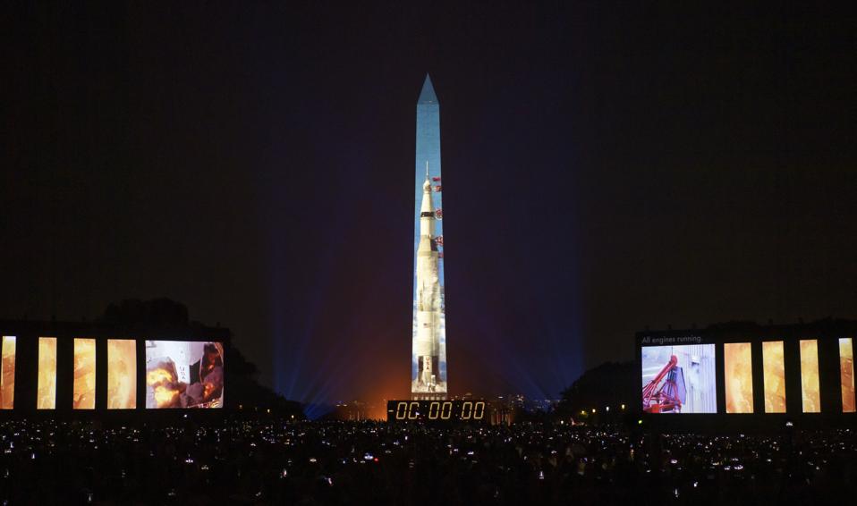 Apollo 11 Saturn V Rocket premietané na Washingtonov pamätník