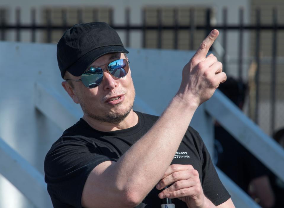 Ilon Musk's physical way of thinking provides a double-edged sword to solve problems.