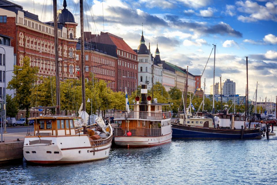 Bela paisagem da cidade de Helsinki, capital da Finlândia, vista para o aterro com barcos e casas, viagens para a Europa do Norte