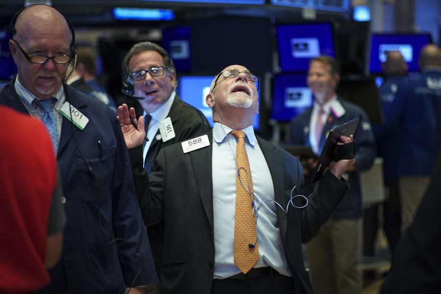 Dow Tumbles As Markets Finish Fourth Straight Weekly Loss