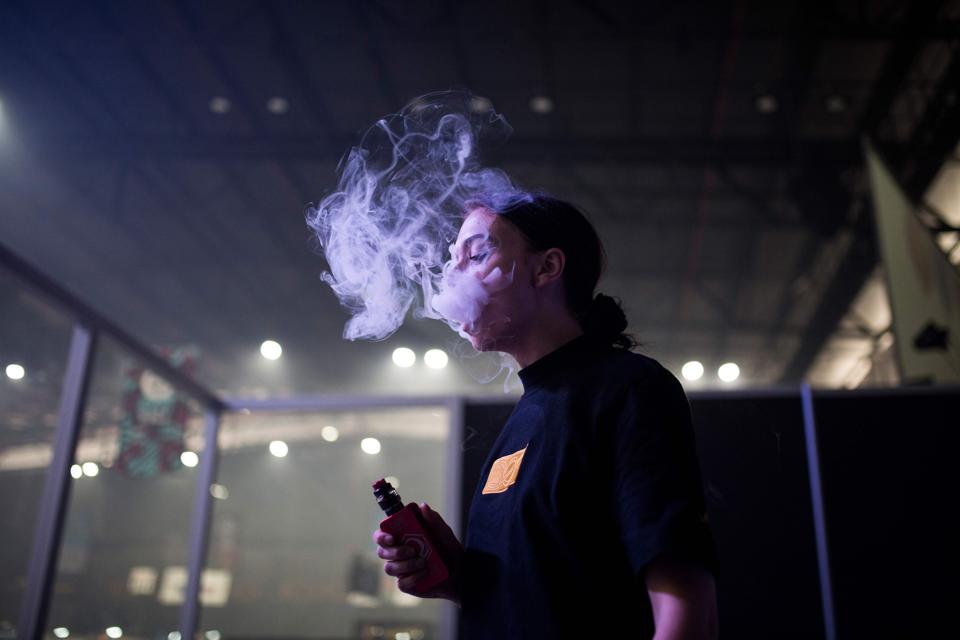 SAFRICA-LIFESTYLE-LEISURE-SMOKING-VAPE
