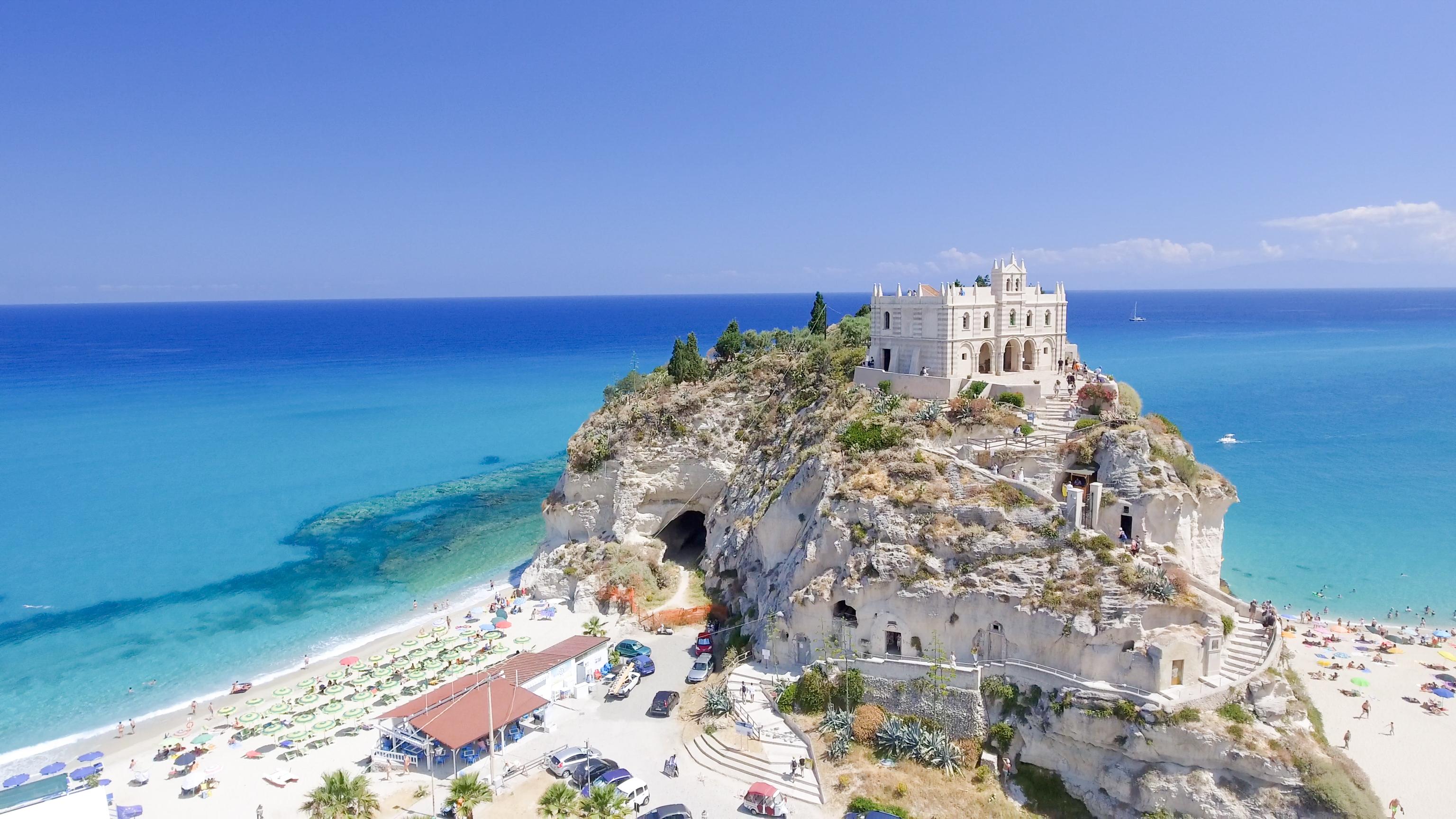 7 Of Italy's Most Affordable And Beautiful Beach Resorts - Vimarsana News