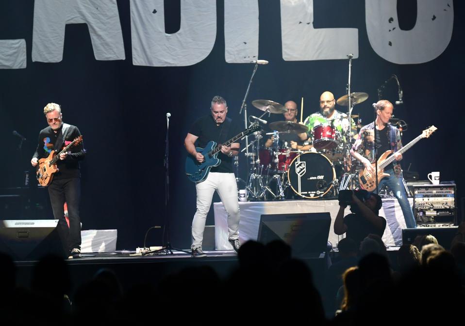 Hootie & the Blowfish With Barenaked Ladies In Concert - Nashville, TN