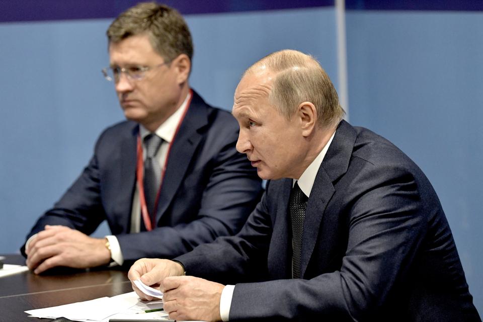 Russian President Putin meets with participants in Russian Energy Week 2019