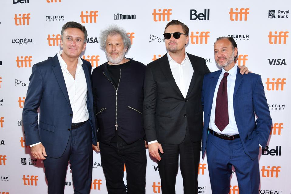 TORONTO, ONTARIO - 8. septembra: (LR) Alejandro Agag, Malcolm Venville, Leonardo DiCaprio a Fisher Stevens sa zúčastňujú premiéry „A my ideme zelene“ počas medzinárodného filmového festivalu v Toronte 2019 v Ryersonovom divadle 8. septembra 2019