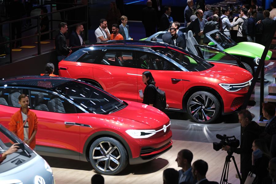 Volkswagen vs Daimler - The German Auto Giants