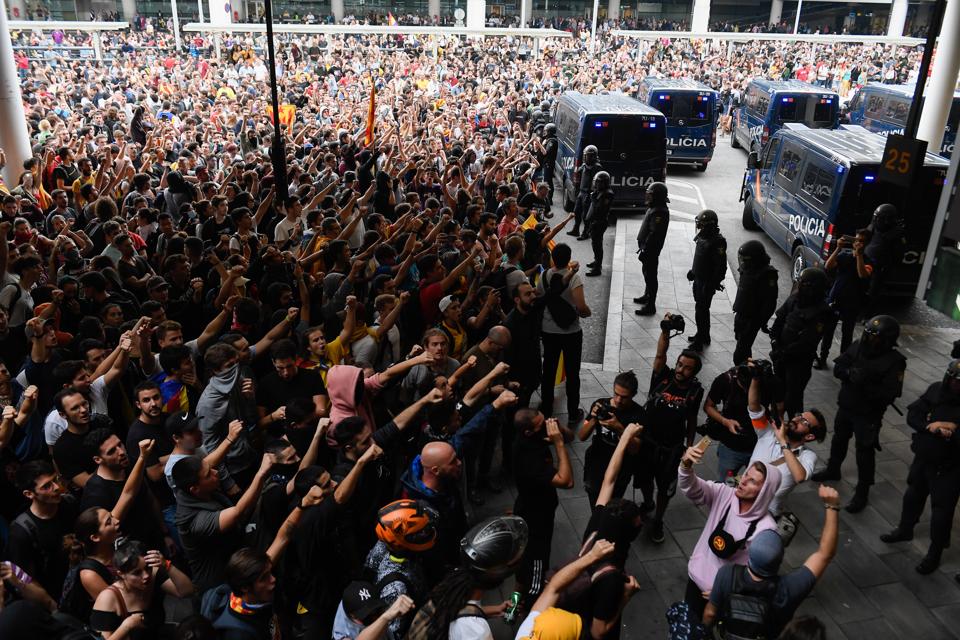 Protes di Barcelona setelah hukuman penjara pemimpin separatis Catalan