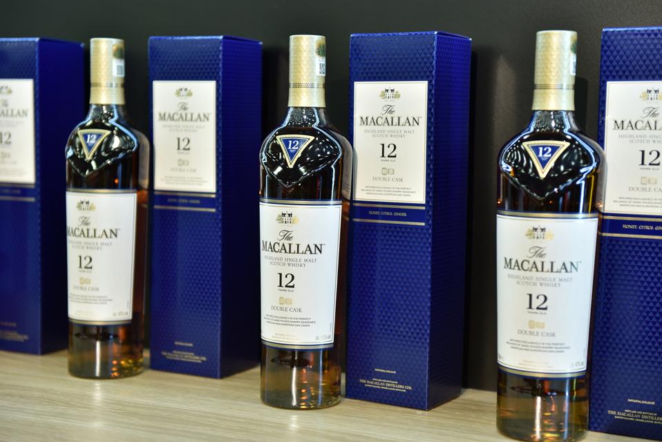 RLONDRES, ANGLETERRE - 23 OCTOBRE : Bouteilles de scotch whisky Macallan highland single malt double fût de 12 ans d'âge (Photo par John Keeble/Getty Images)M Sotheby's London - Euroopean Car Collectors Events's London - Euroopean Car Collectors Events