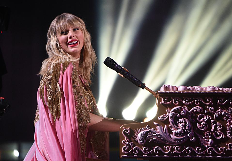 Taylor Swift To Receive Billboards First Ever Woman Of The
