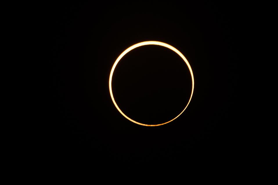 TOPSHOT-SINGAPORE-ASTRONOMY-SOLAR-ECLIPSE