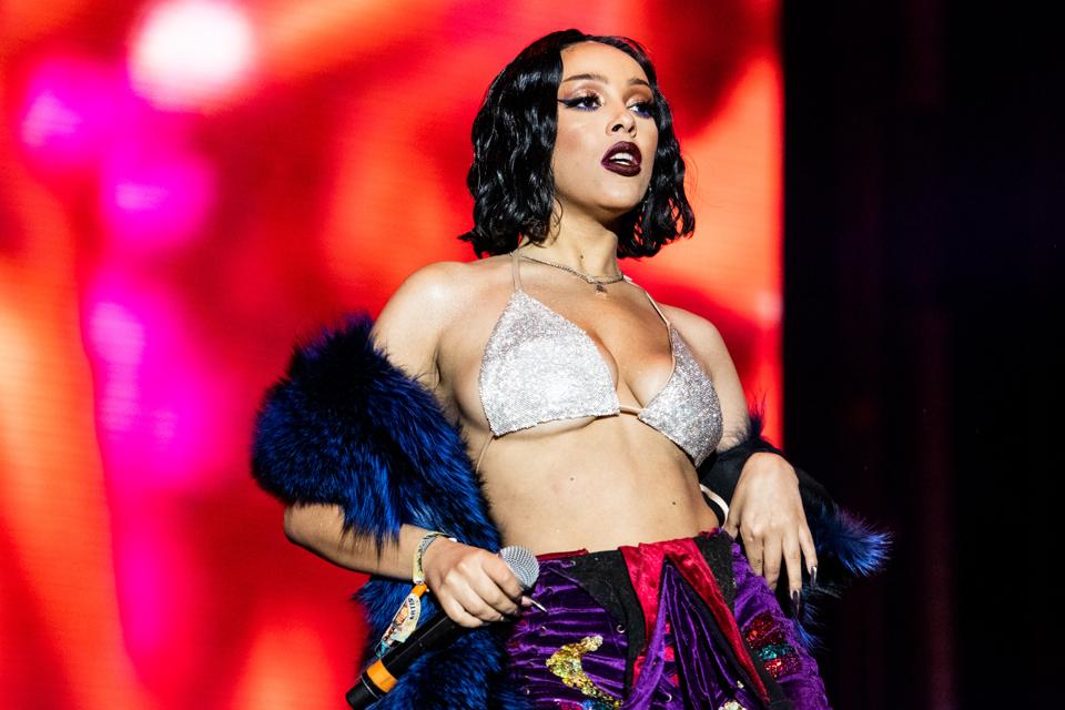 Doja Cat Sexy Pics Doja Cat Earns Her First Top 20 Hit With ‘Say So’