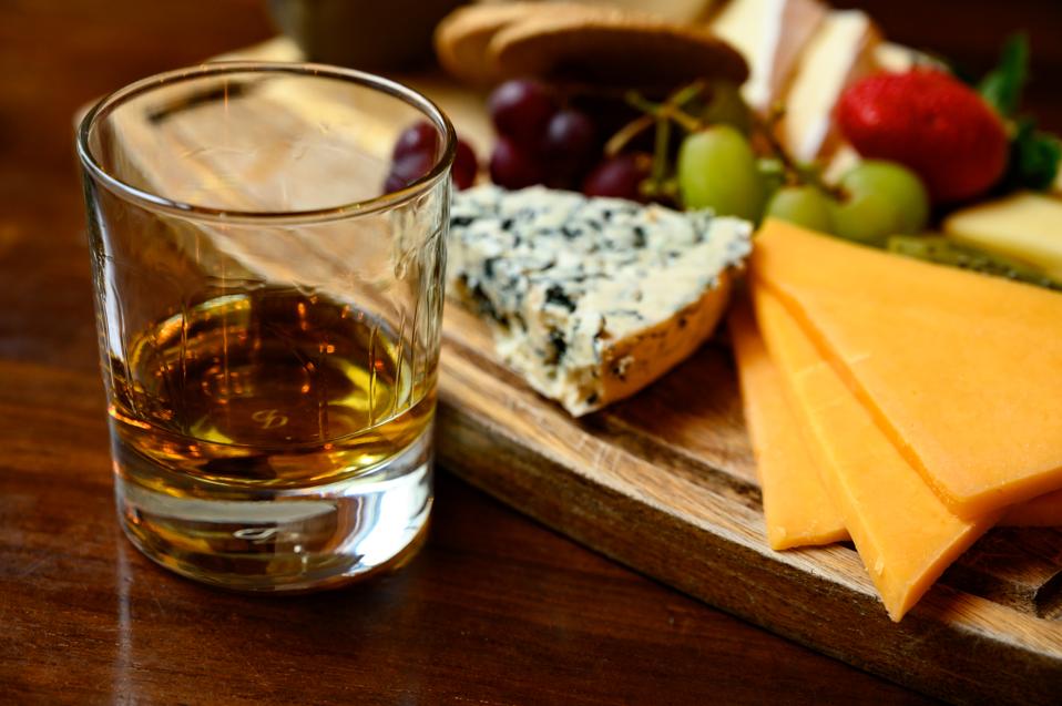 Verkostung von original schottischem Käse und Whisky, Teller mit schottischem Käse und verschiedenen Scotch in Gläsern