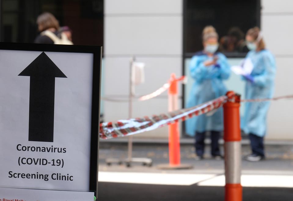 Los victorianos asisten a las clínicas de detección de coronavirus para la prueba COVID-19