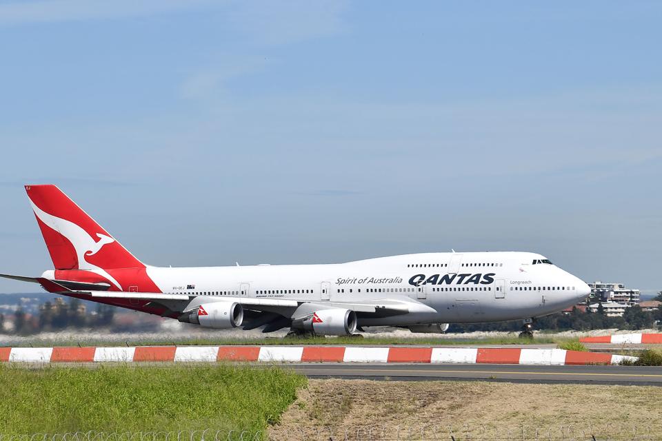 qantas cuts 6 000 jobs and grounds