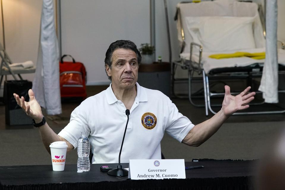 Guvernér NY Andrew Cuomo pořádá denní briefing v Javits Center