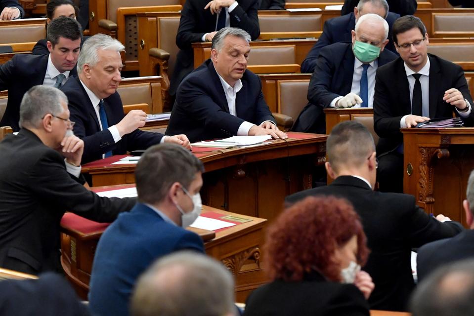 HUNGARY-HEALTH-VIRUS-PARLIAMENT