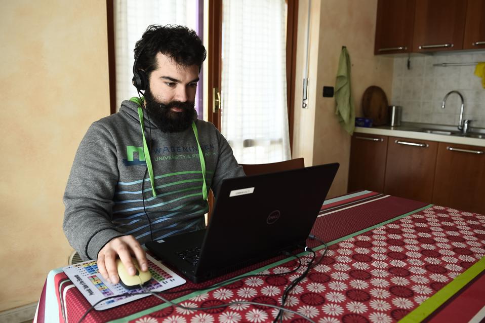 Un homme travaille dans sa cuisine à domicile. Le gouvernement italien ...
